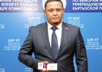 «Жоолугуңду чечпесең, мектепке кирбейсиң». Депутат жетекчилерге жана мугалимдерге чара көрүлүшү керек дейт