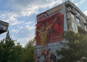 Бишкектеги көп кабаттуу үйдүн дубалына Айсулуу Тыныбекованын сүрөтү тартылып жатат