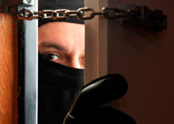 Сокулукта 50 жана 46 жаштагы кишилер дүкөн тоноого аракет кылышкан