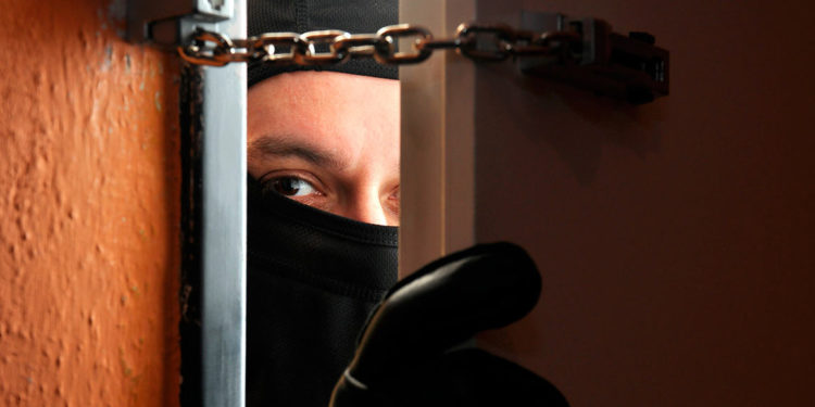 Сокулукта 50 жана 46 жаштагы кишилер дүкөн тоноого аракет кылышкан