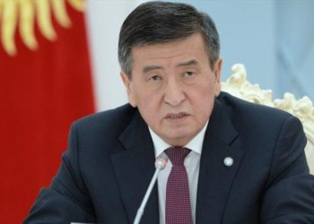 Экс-президент Сооронбай Жээнбеков сурак берип жатат