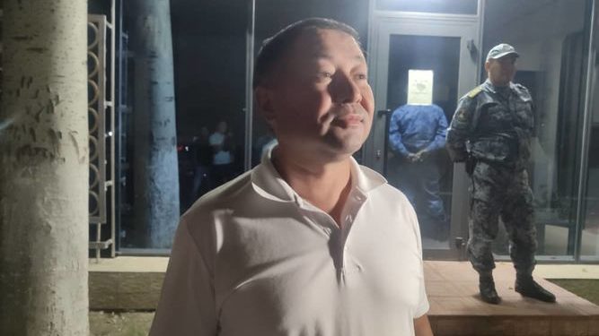 Депутат Канатбек Исаев менен өкмөттүн Чүй облусундагы мурдагы өкүлү Туйгунаалы Абдраимов сурактан чыгышты