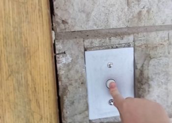 Оштогу көп кабаттуу үйлөрдүн бириндеги лифтке 41 жаштагы аял менен 3 бала бекилип калган