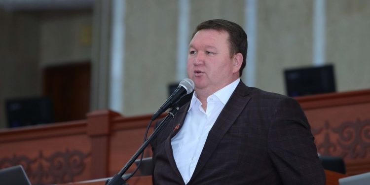 Жээнчороев Ибраевге: «Эркек болсоңуз далилдеп беришиңиз керек»