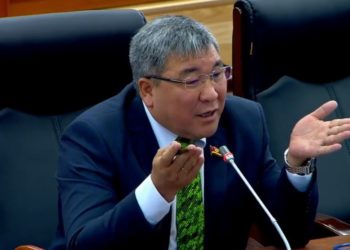 Момбеков: «Каяктагы анекдотту айтып жатасыңар? «Асманды» эмне кыласыңар, 10 жылдан бери мектеп бүтпөй турат»