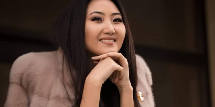 Алып баруучу Назира Айтбекова анын артынан аңдуулар болуп жатканын айтты