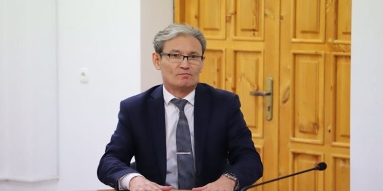 Келишимдик негизде окуган студенттердин окуу акысында өзгөрүү болобу? Министрдин орун басары жооп берет