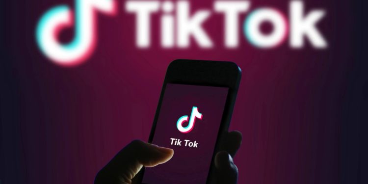 Кытайда балдарга күнүнө 40 мүнөттөн ашык TikTok колдонууга тыюу салды