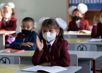 Бишкекте окуучулар милдеттүү түрдө бет кап тагынат