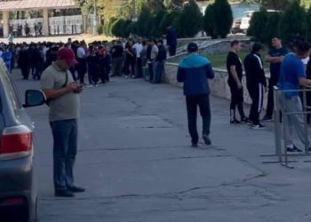 «Башаламандыкты алдын алуу үчүн». Бишкектеги Дөлөн Өмүрзаков атындагы стадионго кишилер чогулуп жатышат