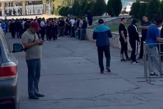 «Башаламандыкты алдын алуу үчүн». Бишкектеги Дөлөн Өмүрзаков атындагы стадионго кишилер чогулуп жатышат