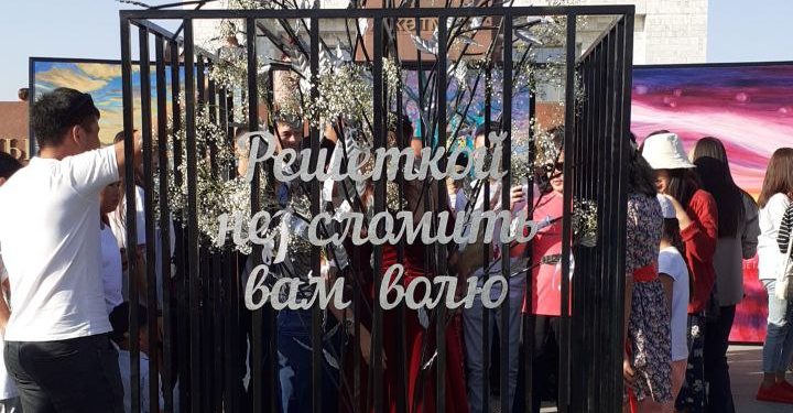 Алмазбек Атамбаевдин кызы Алия Шагиева «Ала-Тоо» аянтында көргөзмө өткөрүп жатат (сүрөт, видео)