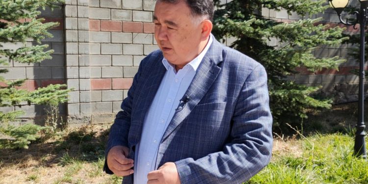 Туйгунаалы Абдраимовдун үйү тинтилип, өзү суракка алынып кеткени айтылды
