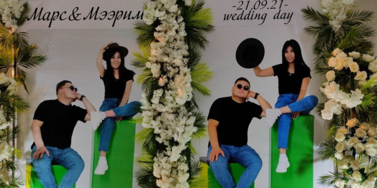 Ырчы Марс «шаардык кызына» баш кошту (сүрөт)
