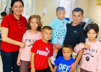 «Аялым кедейсиң деп мени жана 5 балабызды таштап кетти» деген SUPERTV’нын каарманына кайдыгер эмес жарандар жардам көрсөтүүдө