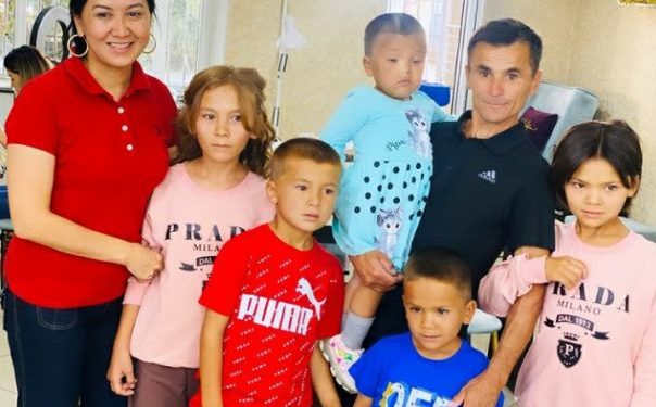 «Аялым кедейсиң деп мени жана 5 балабызды таштап кетти» деген SUPERTV’нын каарманына кайдыгер эмес жарандар жардам көрсөтүүдө