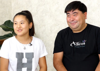 “Кызыңды келин кылабыз деген досторум көп” дейт ырчы Кубаныч Ажыбаев