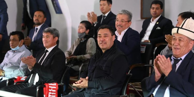 Футбол: Президент Садыр Жапаров стадионго келип, Кыргыз улуттук курамасын колдоп жатат (сүрөт)