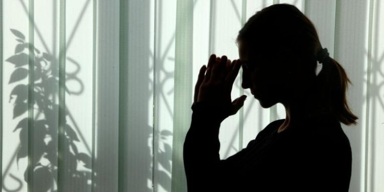 «Сен уул төрөбөйсүң!». Өзбекстанда 16 жаштагы кызынын өлүмүнөн кийин апасы да асынып алган