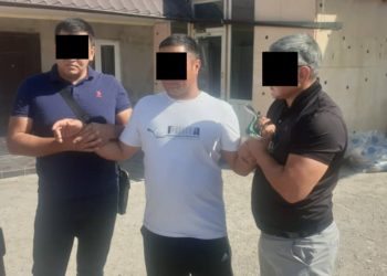 «Зордуктоо боюнча жоопкерчиликке тартыласың…». Бишкекте милиция кызматкери пара талап кылууга шектелип кармалды