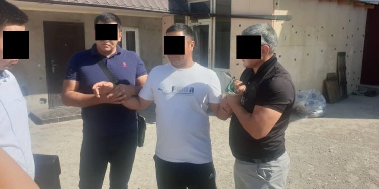 «Зордуктоо боюнча жоопкерчиликке тартыласың…». Бишкекте милиция кызматкери пара талап кылууга шектелип кармалды