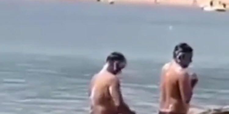 Эки пакистандыктын көлдө жуунуп жаткандагы видеосу талкууга түштү