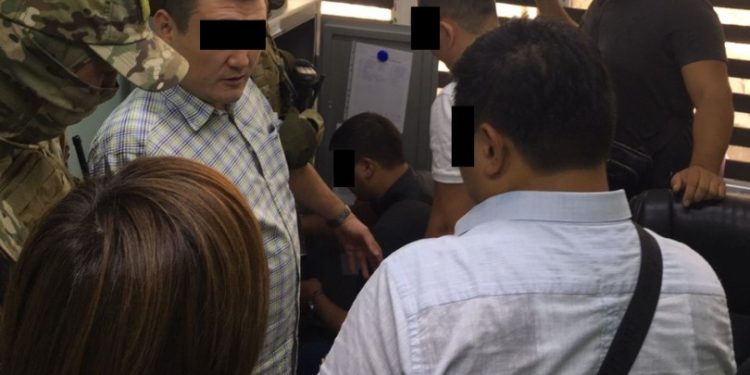 Бишкекте пара талап кылууга шектелип милиция кызматкери кармалды