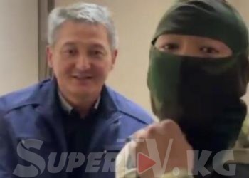 Алмаз Сарыбаев менен Курсан Асановдун бөгөт чарасы каралат. Алар сотко жеткирилди