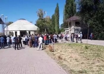 «Батукаев жигит болсо, кечирим сурайт деп ишенем». Атамбаевдин Кой-Таш айылындагы үйүндө эмне болуп жатат?