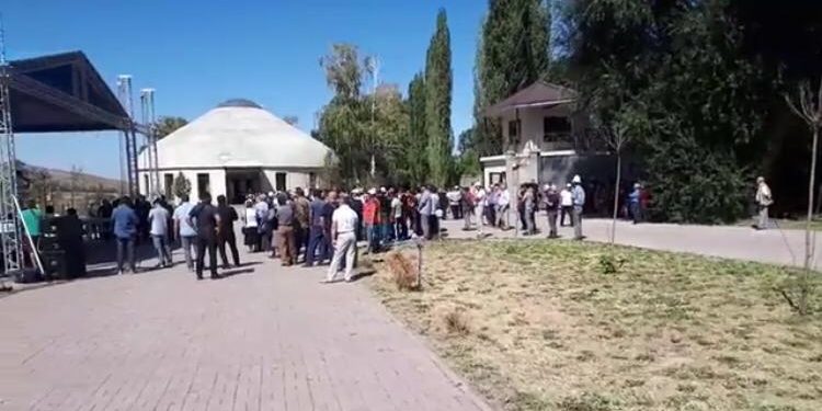 «Батукаев жигит болсо, кечирим сурайт деп ишенем». Атамбаевдин Кой-Таш айылындагы үйүндө эмне болуп жатат?