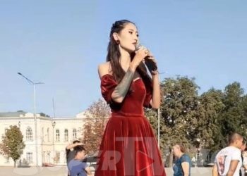 Алия Шагиева атасы Алмазбек Атамбаевди туулган күнү менен куттуктап жатып көзүнө жаш алды (видео)