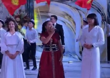 Балбан кыздар Мээрим Жуманазарова менен Сезим Жуманазарова тууган-уругунан бата алышты (видео)