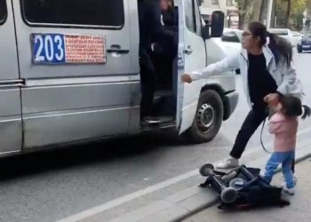 Бишкекте айдоочу күч колдонуп, жаш келинди кызы менен маршруткага салбай койду (видео)