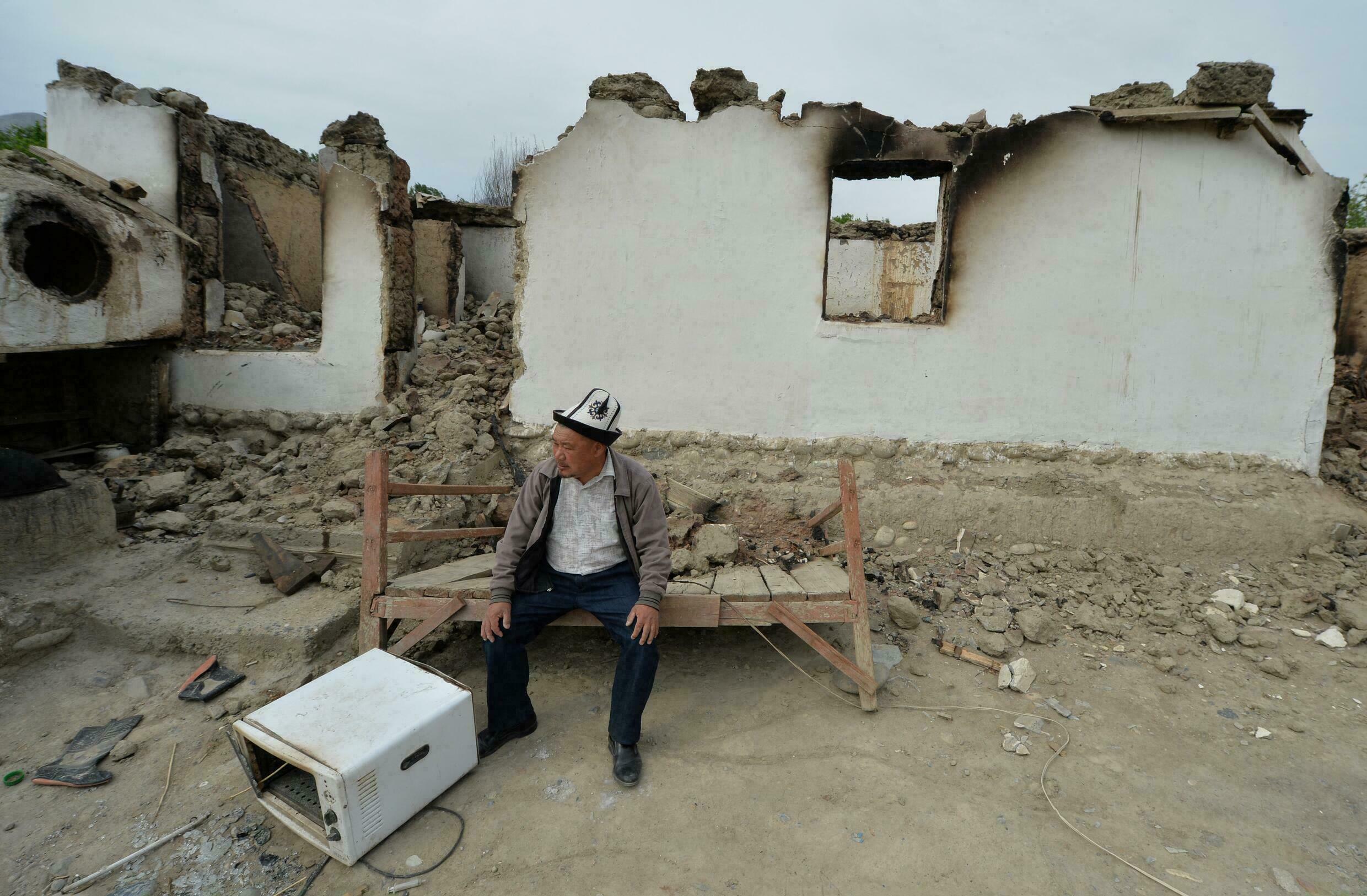 Уничтожить таджиков. Баткен разрушенный дом. Разрушение дома в Баткене. Баткен Таджикистан разрушенные дома. Дома в Баткене после войны с таджиками.
