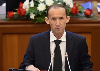Депутат: «Мугалимге турмушка чыгам» дегендер кара далы болуп кетпеш үчүн кийинки жылы айлыкты көтөрүүгө мүмкүнчүлүк барбы?»