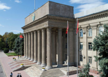 Министрлер кабинетинин азыркы курамы отставкага кетти. Президент жарлыкка кол койду