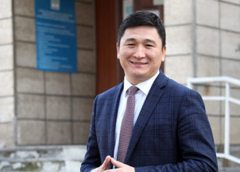 Депутат балдар үйүнүн тарбиялануучулары билбей туруп, «баңгизат ташуучу» болуп жатканын айтты