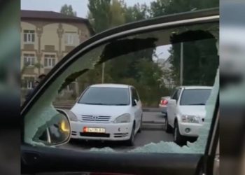 Бишкектин 12-кичи районунда түнү 10дон ашык унаанын айнектерин талкалап кетишти