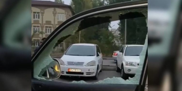 Бишкектин 12-кичи районунда түнү 10дон ашык унаанын айнектерин талкалап кетишти