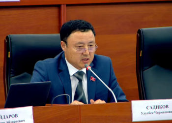 Депутат жаңы министрлерге: «Аянтка чыгып, дар коюп, жипти тиктеп туруп, ант берип көрүңүздөр»