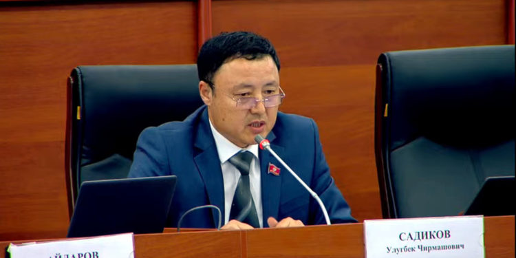 Депутат жаңы министрлерге: «Аянтка чыгып, дар коюп, жипти тиктеп туруп, ант берип көрүңүздөр»