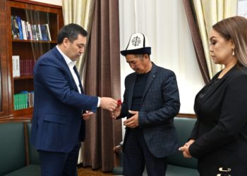 Садыр Жапаров октябрь окуяларында каза болгон Үмүтбектин үй-бүлөсү менен жолугуп, 2 бөлмөлүү батирдин ачкычын тапшырды