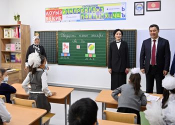 «Мяч» же «Мяк». Президент барган мектептеги тактага жазылган сөз боюнча түшүндүрмө беришти