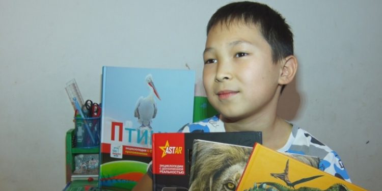 Президент Садыр Жапаров 4-класстын окуучусуна китептерди белек кылды