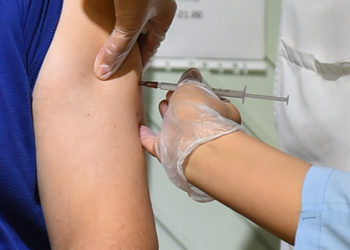 Министрлер кабинети маданият жана спорт тармагынын кызматкерлерин коронавируска каршы эмдөөдөн өтүүгө милдеттендирди