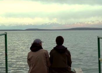 Москвалык айым таксистти сүйүп калып, аны менен Кыргызстанга келет. «Зоркий» тобу бул тууралуу тасма тартты