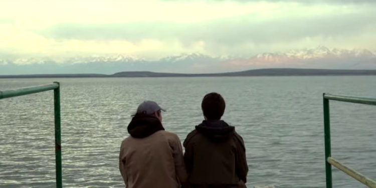 Москвалык айым таксистти сүйүп калып, аны менен Кыргызстанга келет. «Зоркий» тобу бул тууралуу тасма тартты