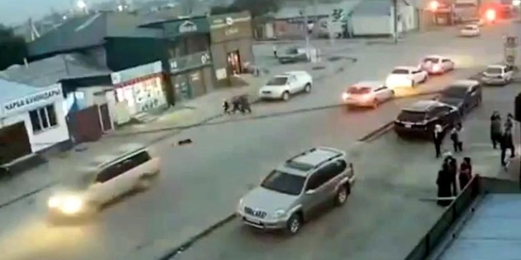 Караколдо секелек кыз жолго чуркап чыгып, унаанын алдына кирип кеткен (видео)