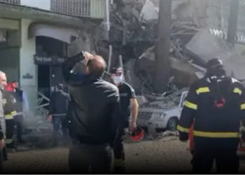 Батумиде урандынын астынан аман калган ымыркайды алып чыгышты (видео)