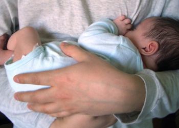 Өзбекстанда жубайлар ымыркайына бензин чачып, сот аткаруучулардын көзүнчө «өрттөп жиберебиз» деп коркутушкан